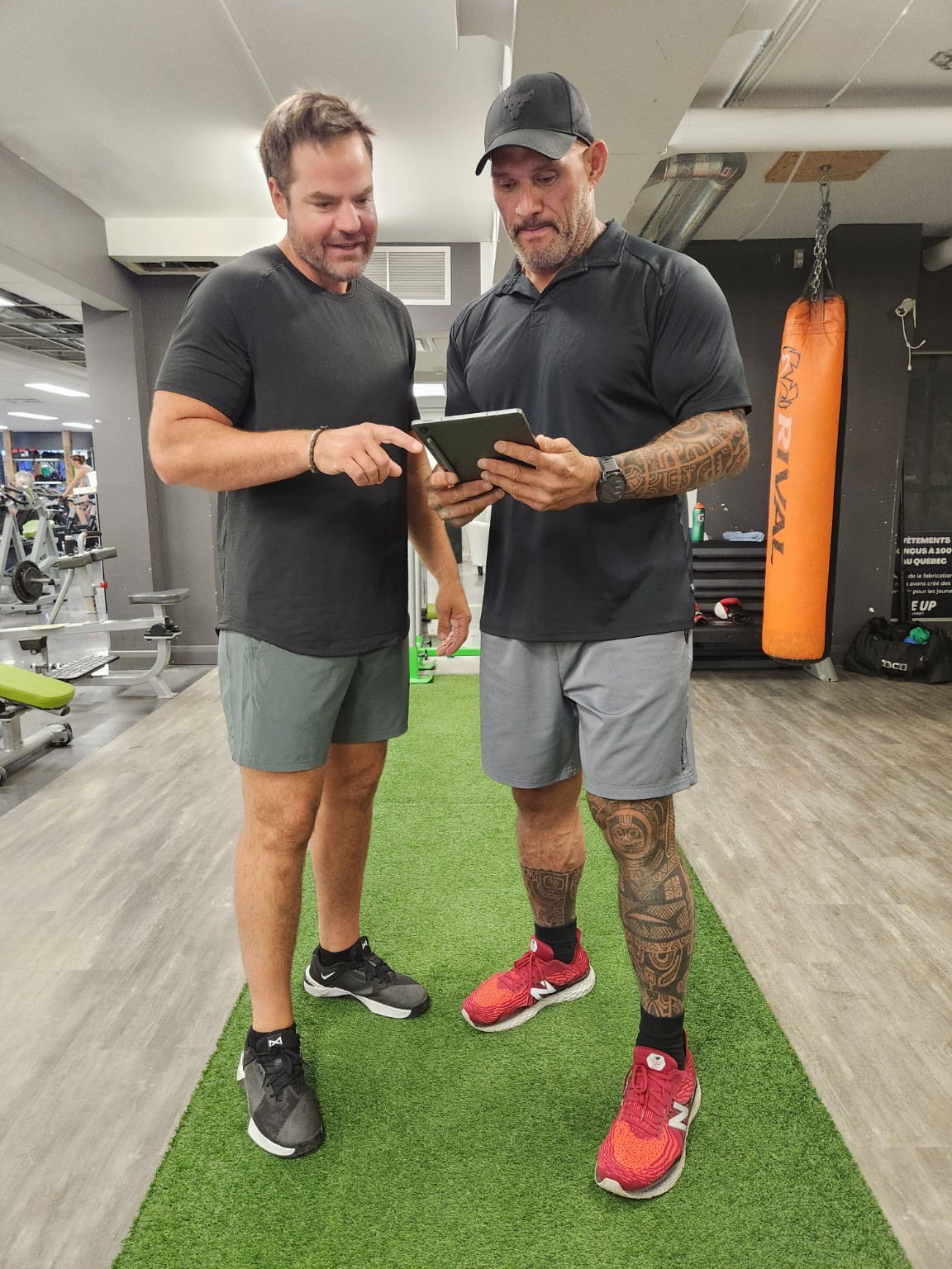 Oscar Dexter échange avec un client au sujet de son suivi d’entraînement